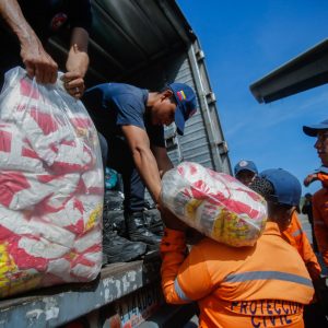 Enviadas 10 toneladas de insumos a familias afectadas por lluvias en Falcón (3) – copia