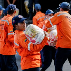 Enviadas 10 toneladas de insumos a familias afectadas por lluvias en Falcón (5) – copia