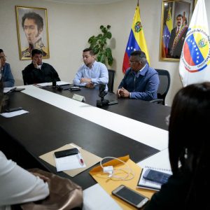 Vicepresidente Sectorial de Obras públicas y Servicios, MG Néstor Luis Reverol con empresas fabricantes de tanques (4)