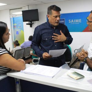 Usuarios del Saime son atendidos personalmente por el director Gustavo Vizcaíno (4)