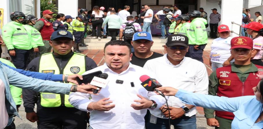 MÁS DE 200 FUNCIONARIOS RESGUARDARON A LOS FELIGRESES EN EL  VÍA CRUCIS  EN PETARE
