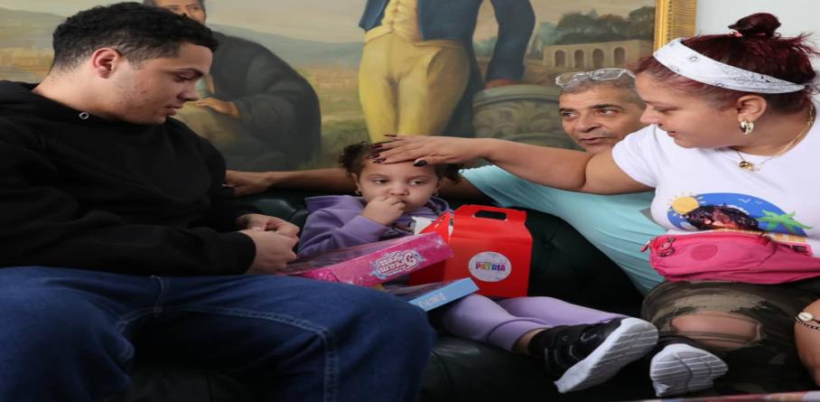 EMOTIVO RETORNO: NIÑA SECUESTRADA POR EEUU REGRESA A VENEZUELA EN EL VUELO 76