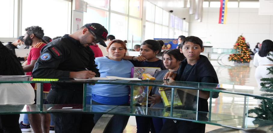 VENEZUELA REAFIRMA SU SOBERANÍA AL RECIBIR A 290 CONNACIONALES DESDE EE. UU.