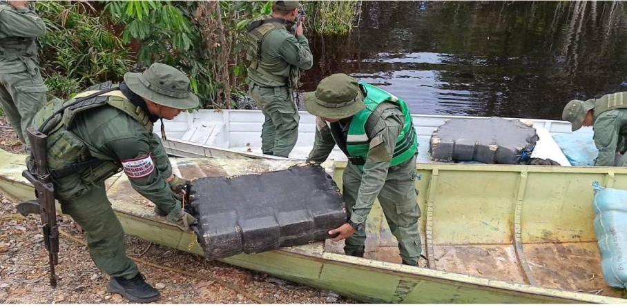 GNB INCAUTA 8 FARDOS DE PRESUNTA DROGA EN OPERATIVO EN AMAZONAS