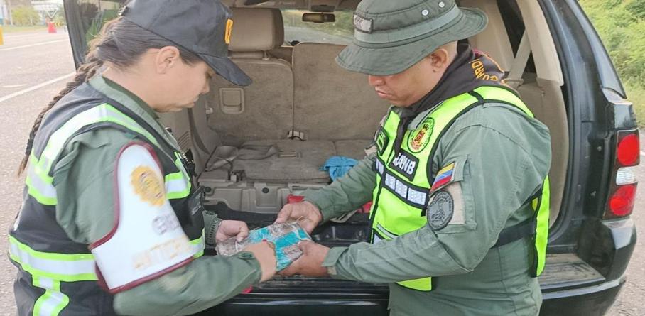 INCAUTADOS 106 ENVOLTORIOS DE PRESUNTA MARIHUANA EN FALCÓN