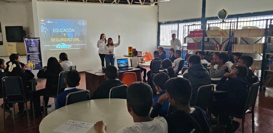 INTT DICTA CHARLA DE EDUCACIÓN VIAL EN LA U.E.N MARTÍNEZ CENTENO