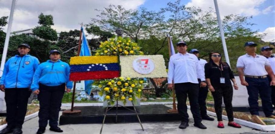 Imagen de POLICÍA COMUNAL CONMEMORA ANIVERSARIO DE LA UNES CON OFRENDA FLORAL AL LIBERTADOR