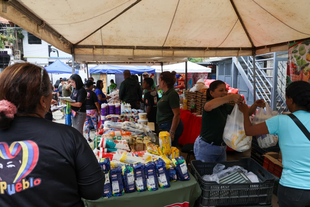 Imagen de AUTORIDADES DESPLIEGAN JORNADA DE ATENCIÓN DIRECTA EN PETARE PARA LOS SECTORES POPULARES