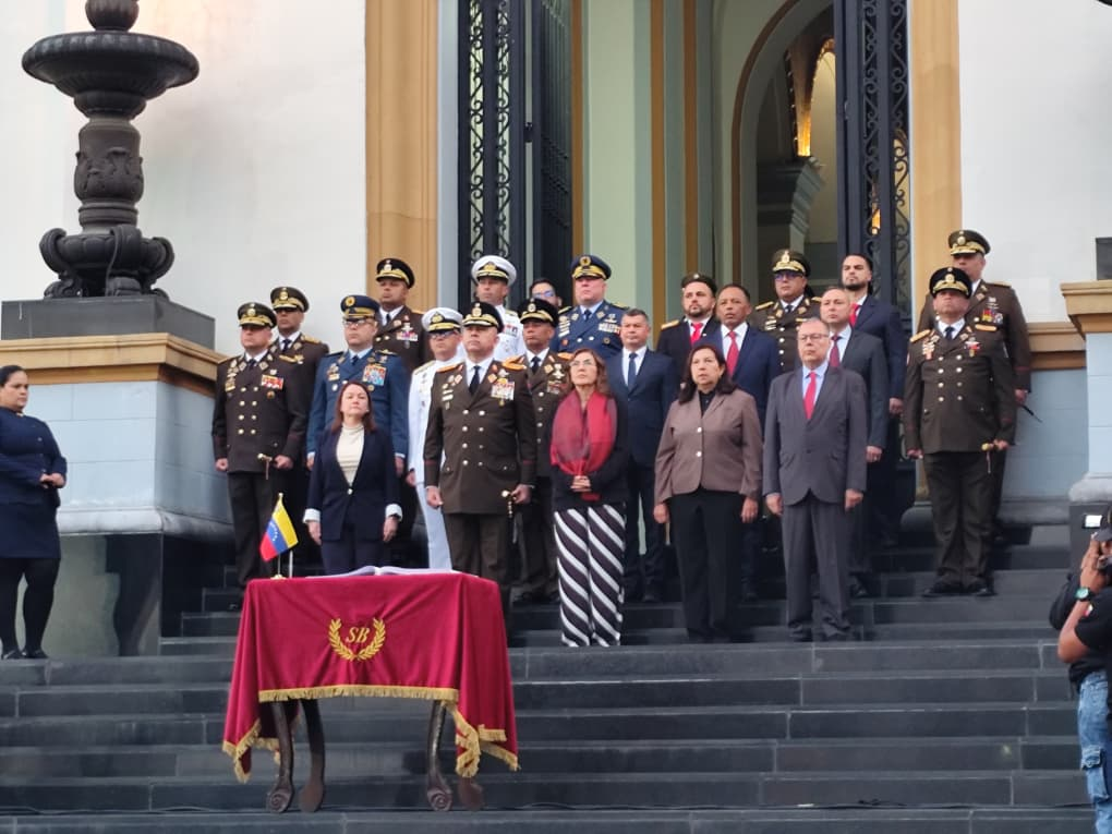 AUTORIDADES NACIONALES CONMEMORAN EL 216° ANIVERSARIO DEL 19 DE ABRIL DE 1810 CON IZADA DE LA BANDERA EN EL PANTEÓN NACIONAL