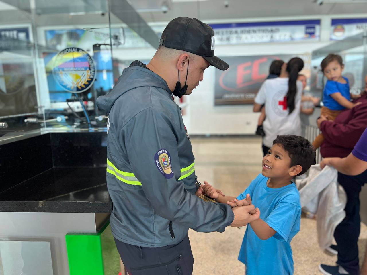 Imagen de DESDE EEUU A VENEZUELA: ARRIBÓ NUEVO VUELO DE LA GRAN MISIÓN VUELTA A LA PATRIA CON 151 MIGRANTES VENEZOLANOS REPATRIADOS