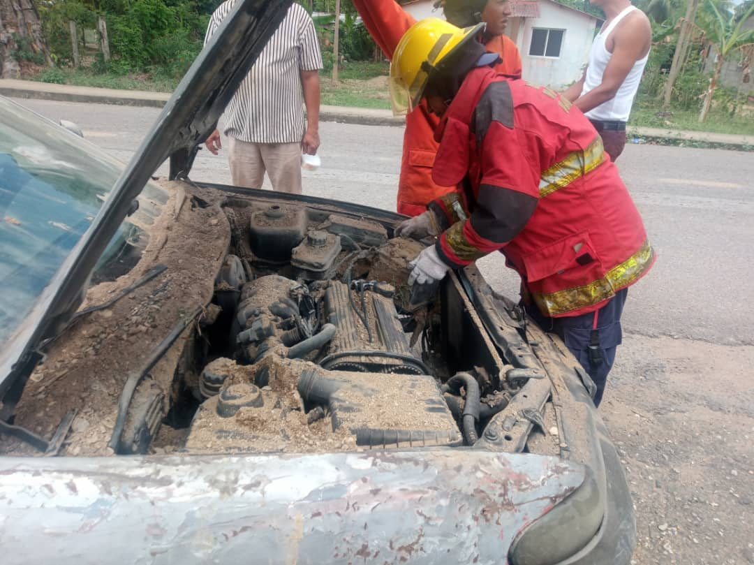 BOMBEROS DE SUCRE CONTROLAN INCENDIO VEHICULAR Y RESGUARDAN PLANTEL EDUCATIVO TRAS PRESENCIA DE ENJAMBRE