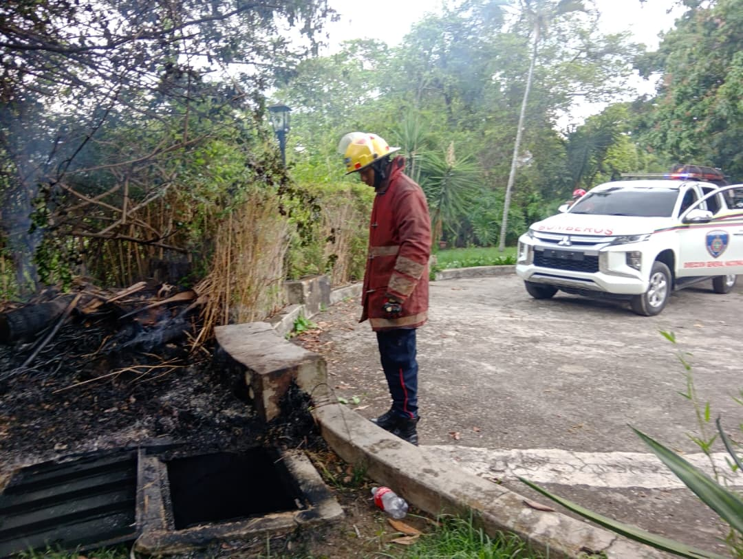 BOMBEROS DE CARACAS CONTROLAN INCENDIOS EN LA CAPITAL Y PROMUEVEN UNA CULTURA PREVENTIVA EN ESCUELAS