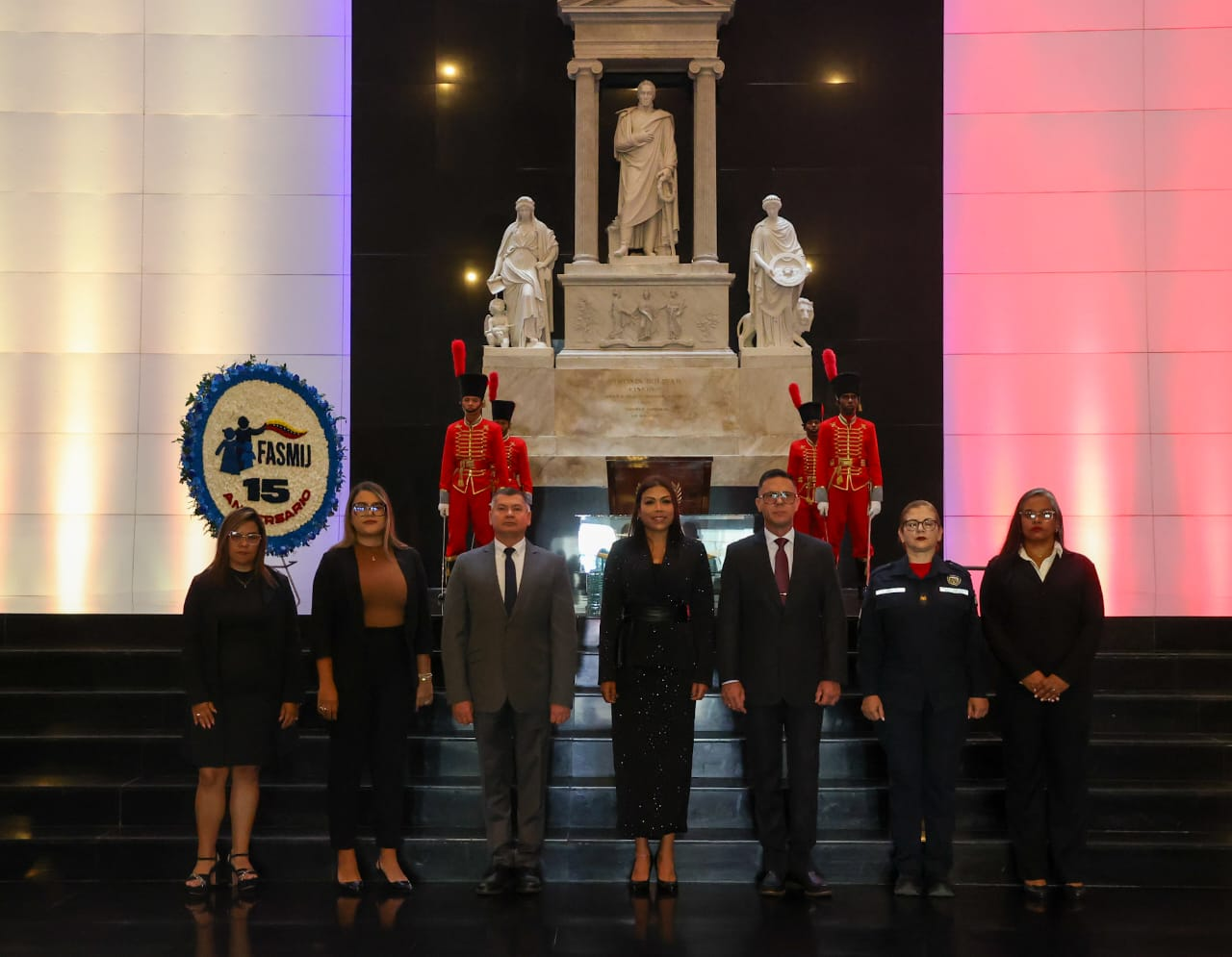 Imagen de FASMIJ RINDE HONORES AL LIBERTADOR EN EL PANTEÓN NACIONAL POR SU 15° ANIVERSARIO