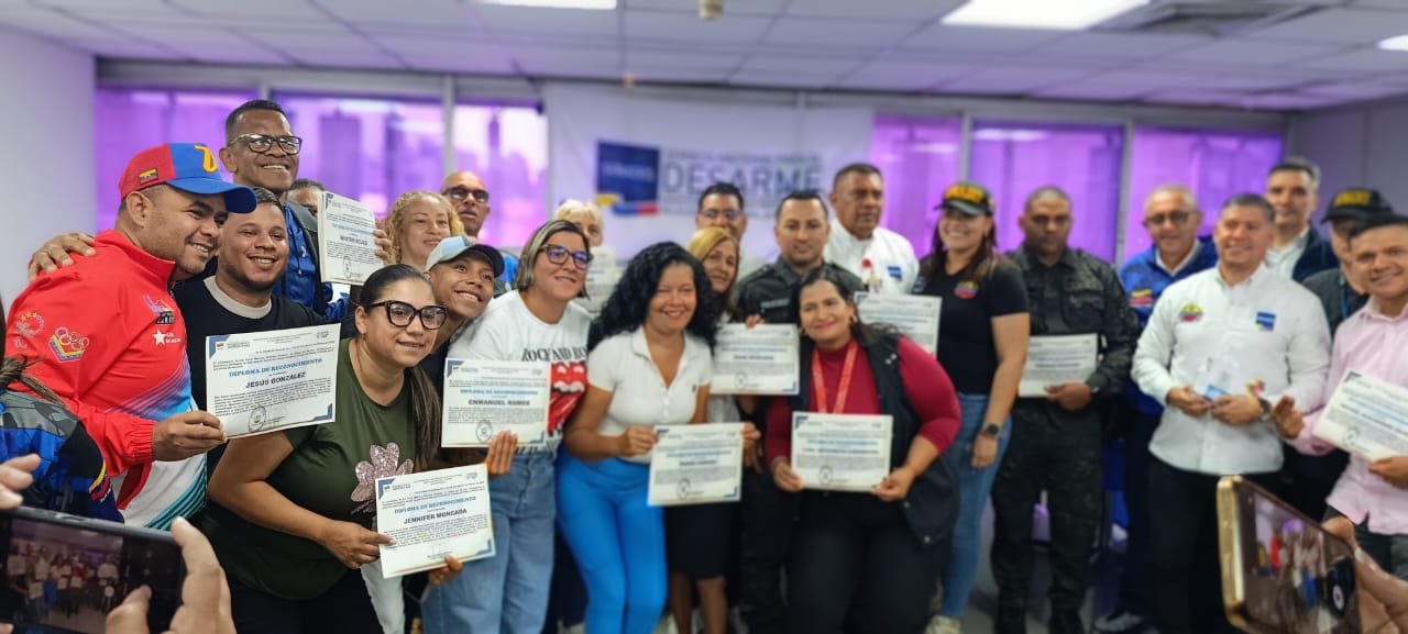 Imagen de SENADES Y PODER POPULAR FORTALECEN LA CULTURA DE PAZ CON ENTREGA DE RECONOCIMIENTOS EN CARACAS