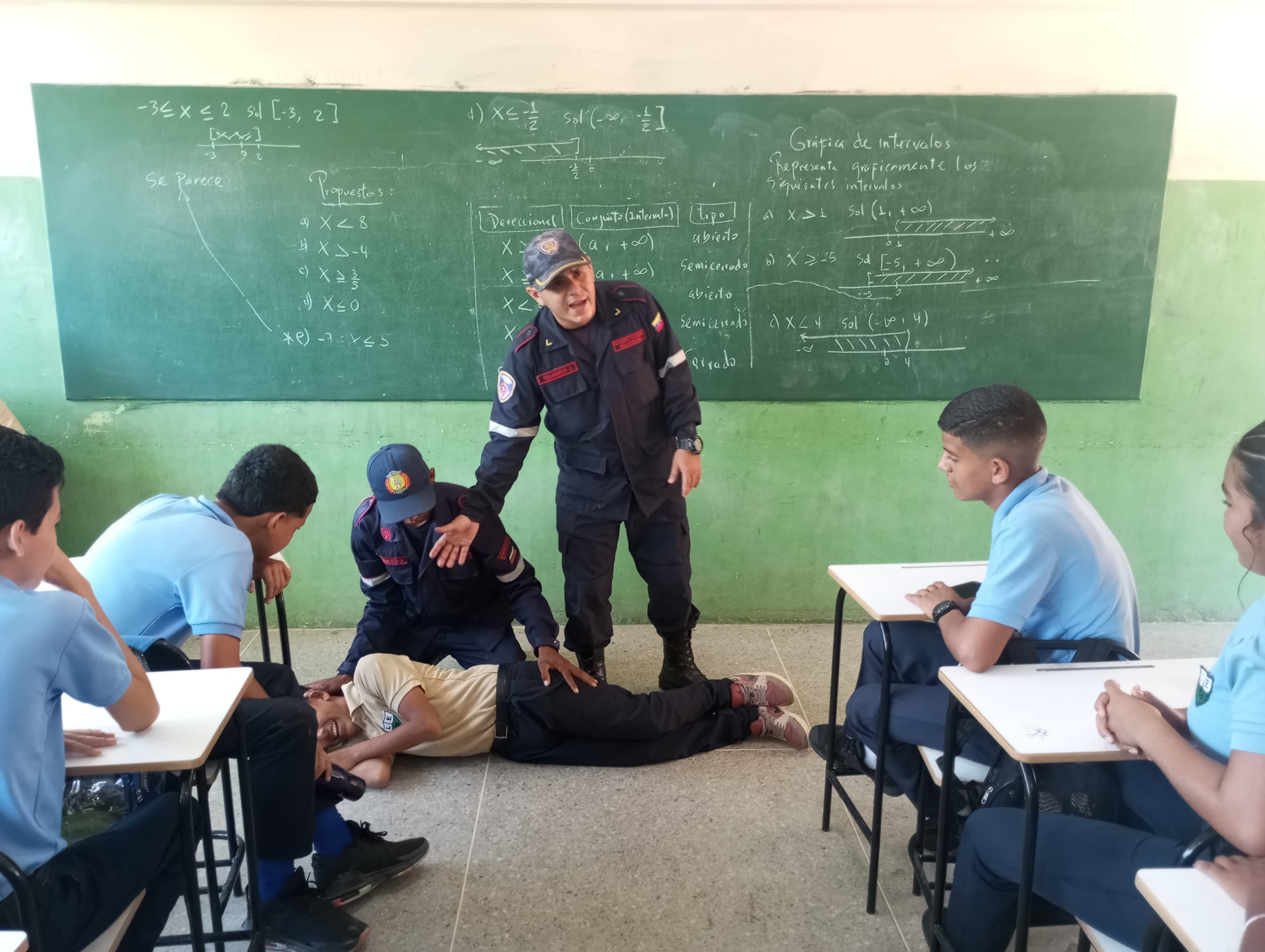 Imagen de LARA|| BOMBEROS DE TORRES CAPACITAN A ESTUDIANTES DEL LICEO EGIDIO MONTESINOS EN ATENCIÓN DE EMERGENCIAS