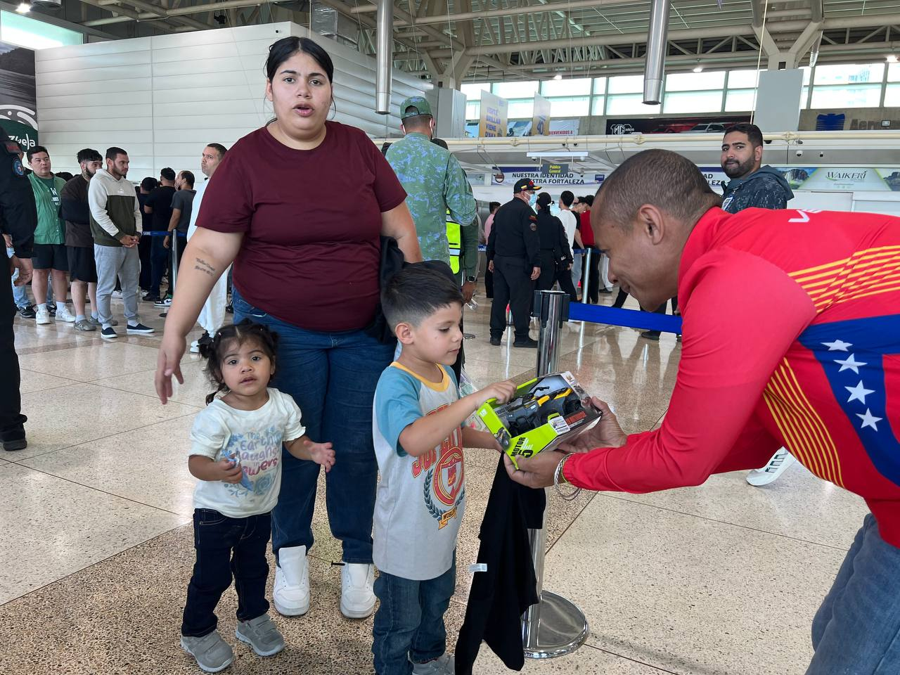 Imagen de DE REGRESO A CASA: EL VUELO 145 DE LA GRAN MISIÓN VUELTA A LA PATRIA LLEGÓ A MAIQUETÍA CON MÁS DE 160 MIGRANTES VENEZOLANOS DESDE MIAMI