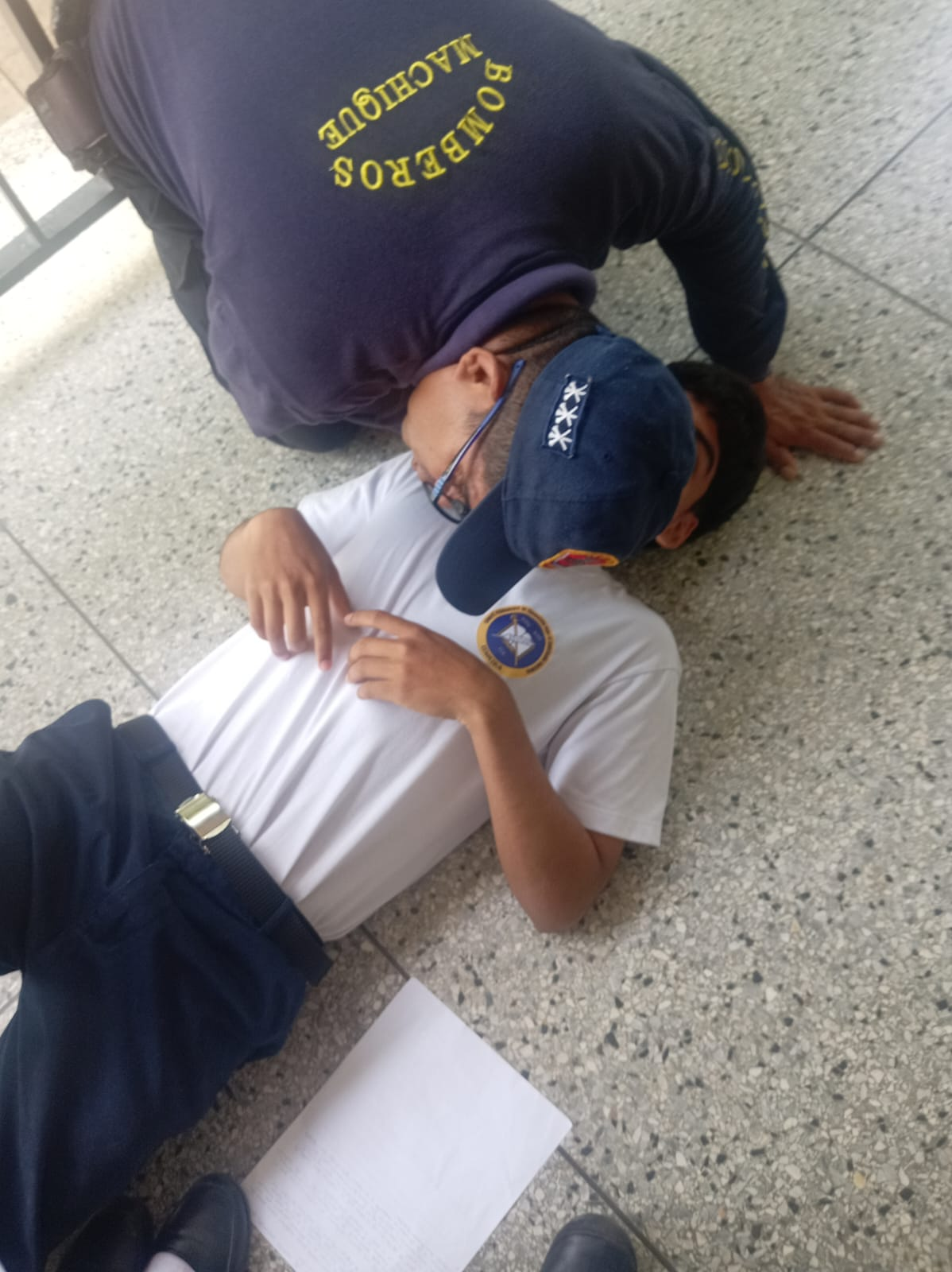 ¡EDUCACIÓN QUE SALVA VIDAS! BOMBEROS DE MACHIQUES CAPACITAN EN RCP A ESTUDIANTES DEL COLEGIO SAN PABLO
