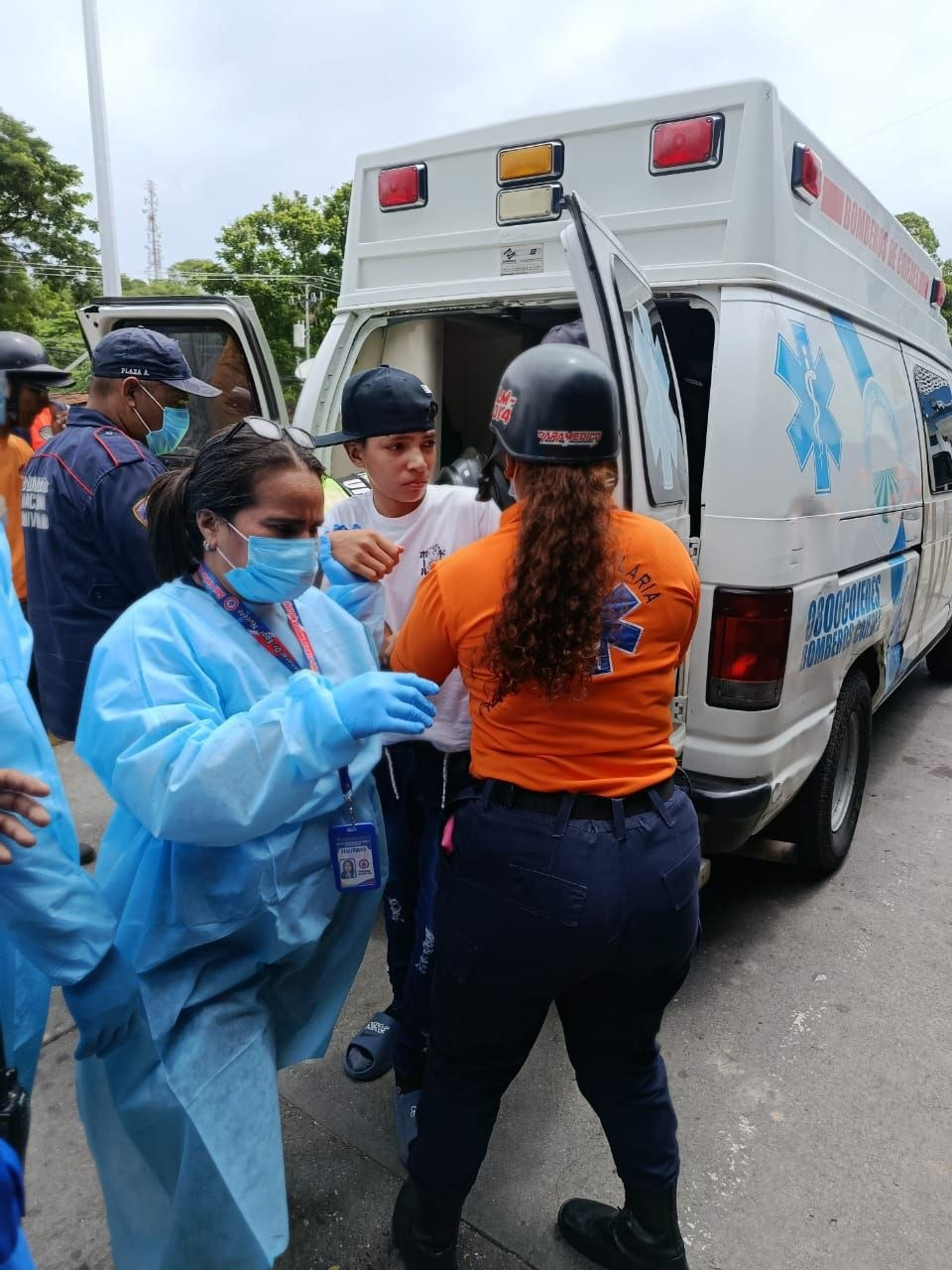 Imagen de COJEDES// DESPLIEGAN BRIGADAS DE RESCATE EN ESCUELA DE SAN CARLOS TRAS EMERGENCIA