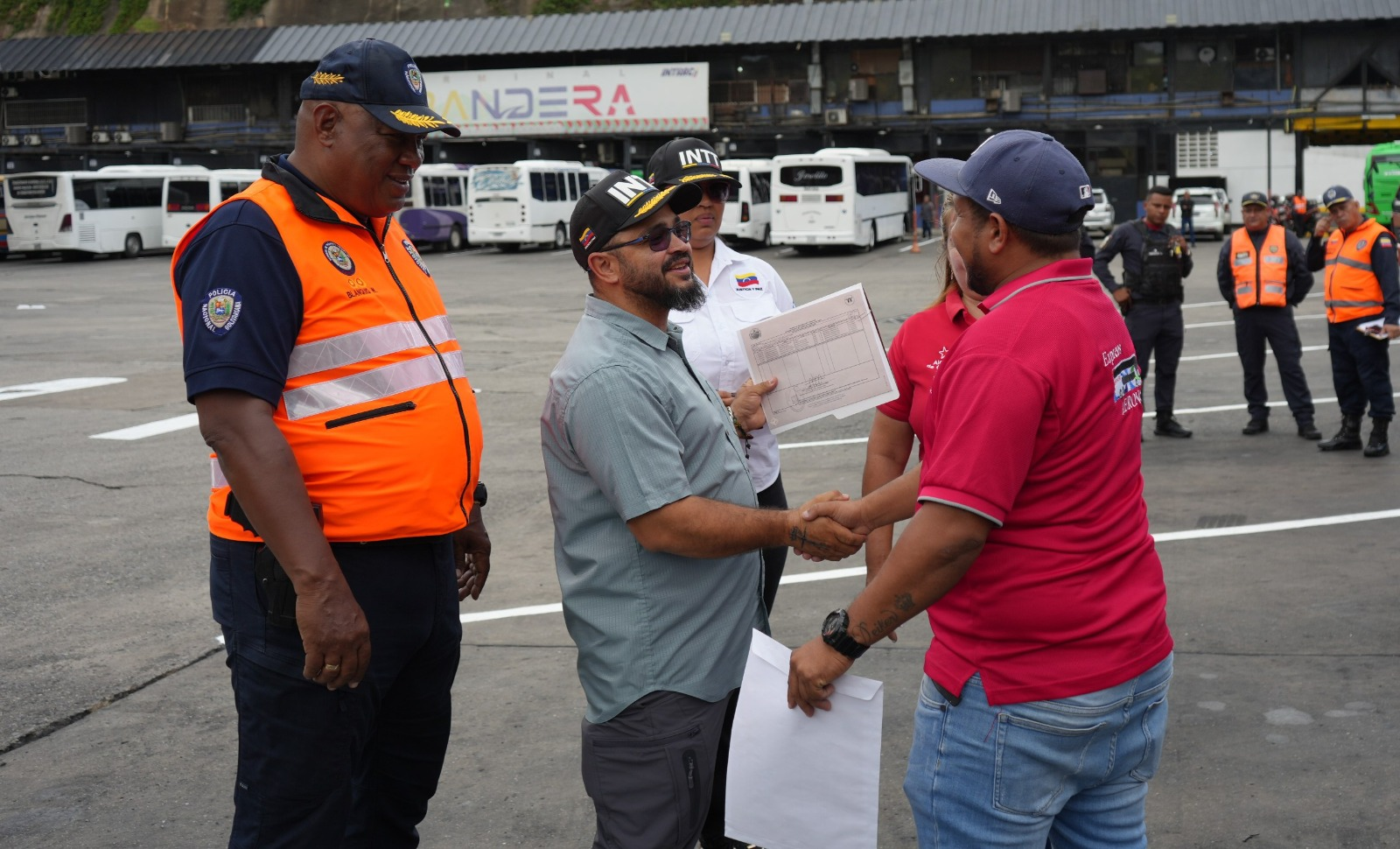 Imagen de INTT ENTREGÓ RENOVACIONES DE CERTIFICACIÓN DE PRESTACIÓN DE SERVICIOS A OPERADORAS DE TRANSPORTE EN EL TERMINAL LA BANDERA