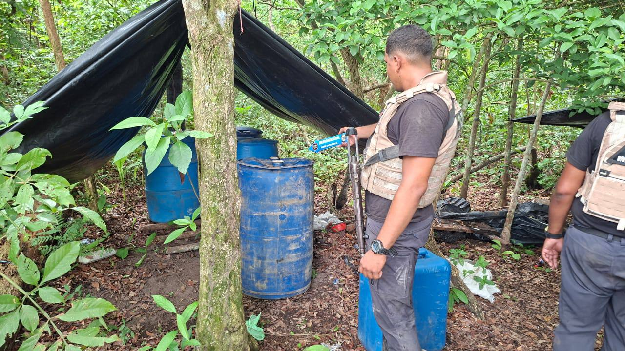 Imagen de CPNB DESMANTELA CAMPAMENTO CLANDESTINO E INHABILITA DOS AERONAVES EN APURE