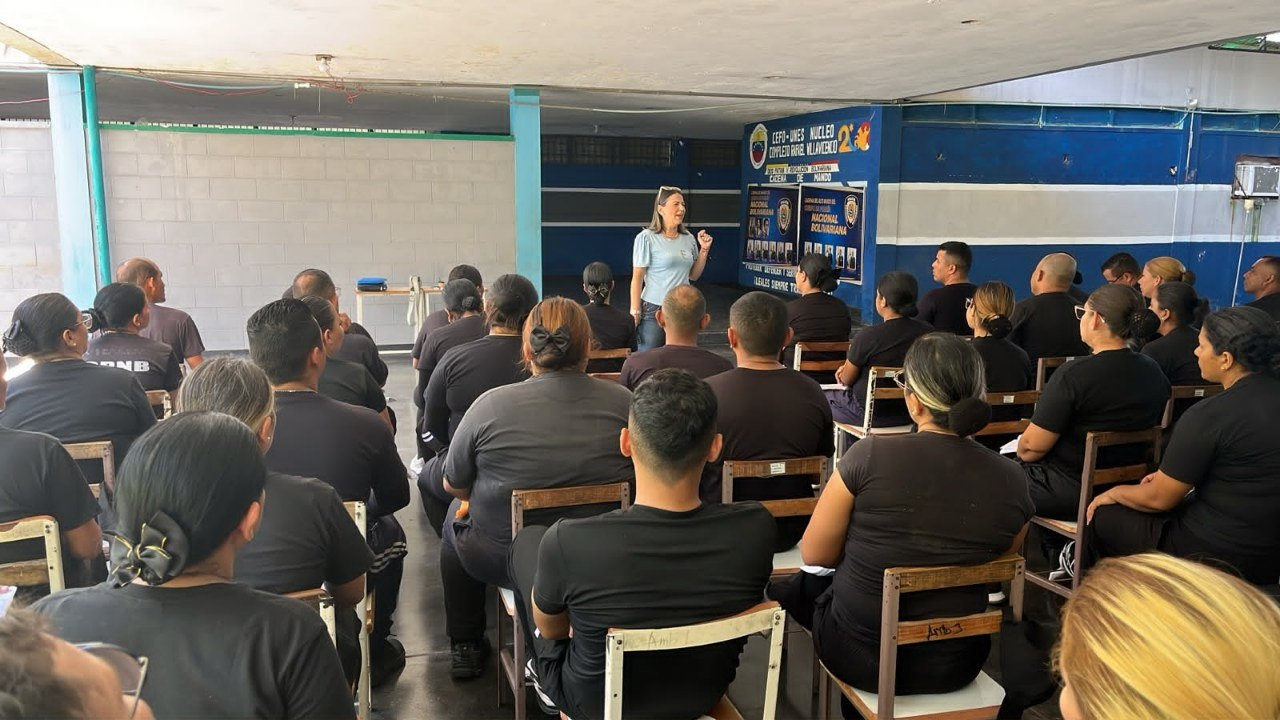 Imagen de ASPIRANTES A FUNCIONARIAS Y FUNCIONARIOS POLICIALES DEL ESTADO LARA RECIBEN FORMACIÓN SOBRE EL MODELO POLICIAL VENEZOLANO