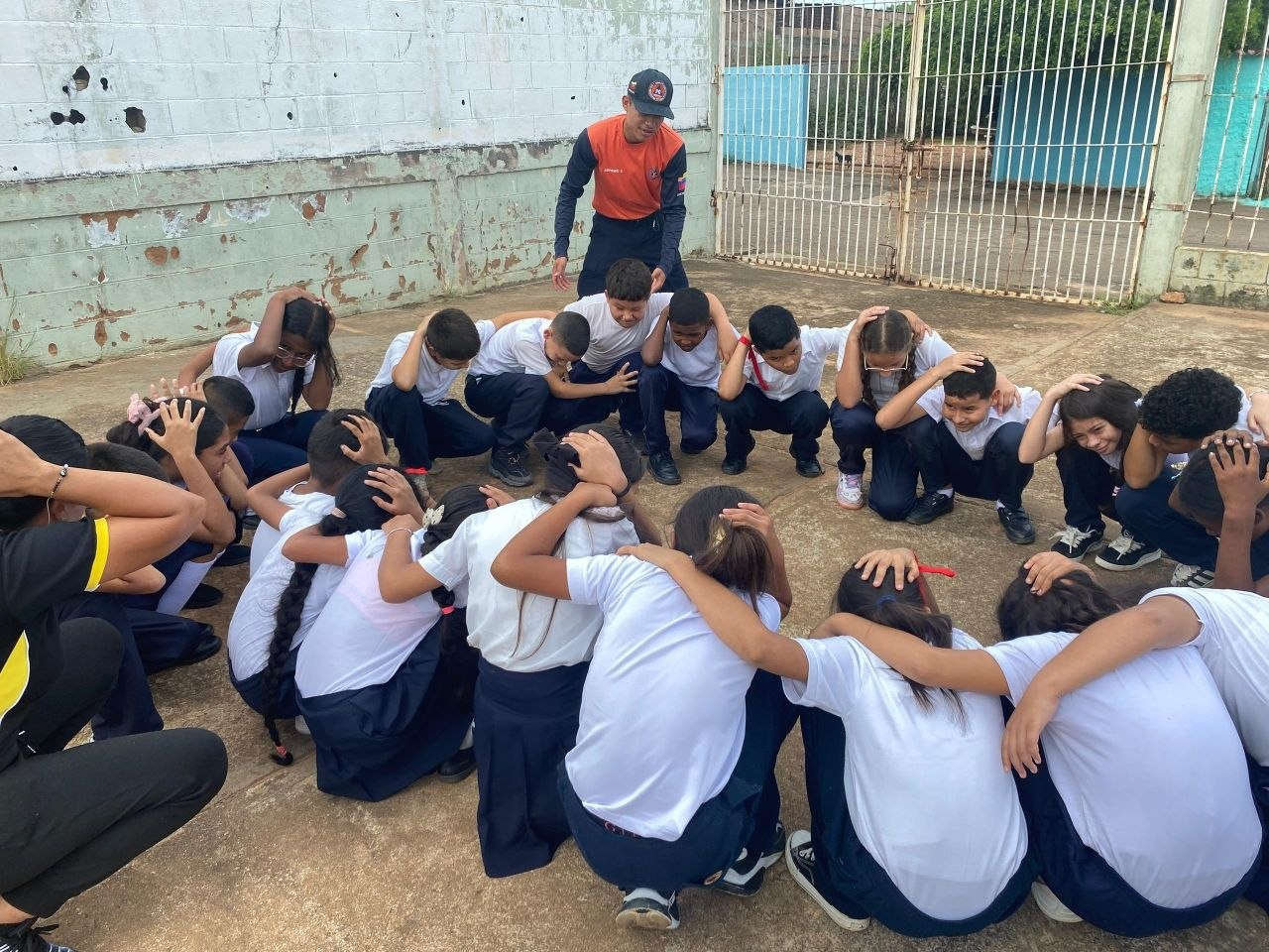 PROTECCIÓN CIVIL  DESPLIEGA JORNADA FORMATIVA PREVENTIVA EN CENTRO EDUCATIVO EN EL ESTADO BOLÍVAR  FUNCIONARIOS DE PROTECCIÓN CIVIL DEL ESTADO BOLÍVAR