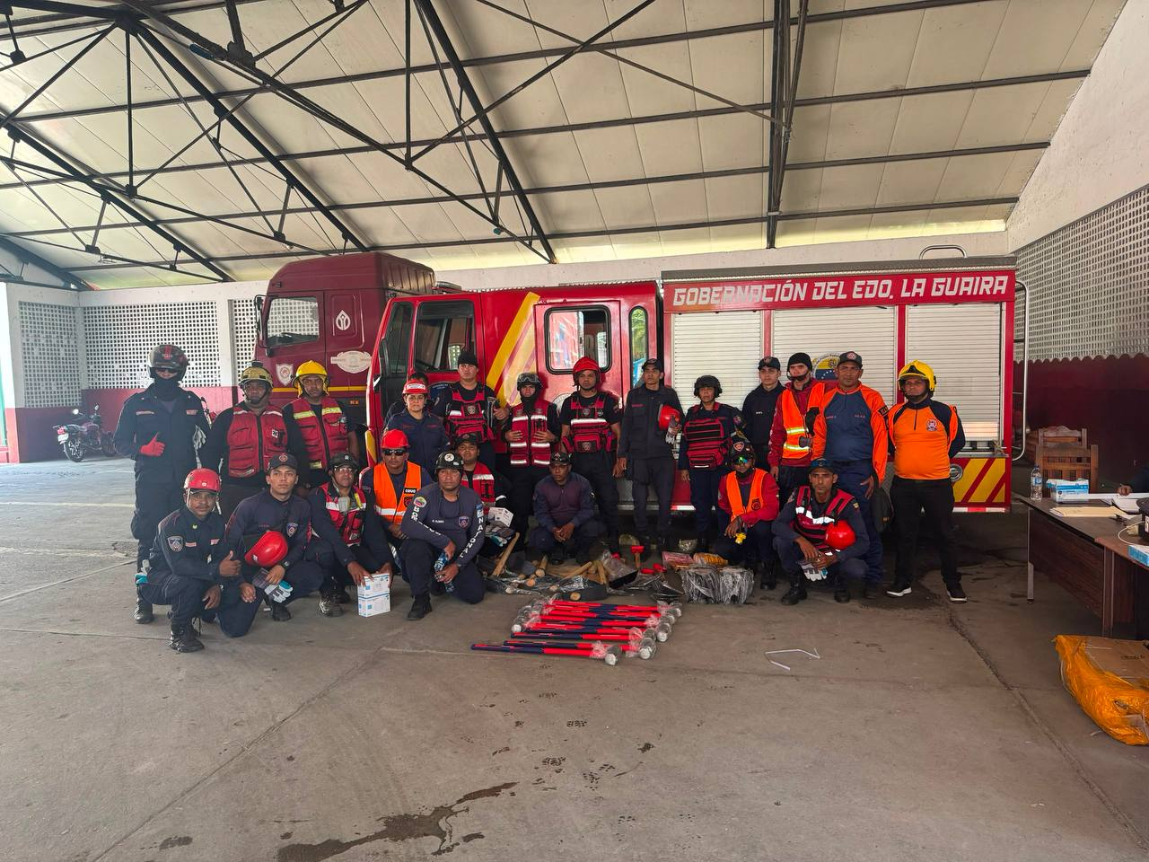 CUERPO DE BOMBEROS ASISTE A COMUNIDADES AFECTADAS POR SISMOS EN LA GUAIRA