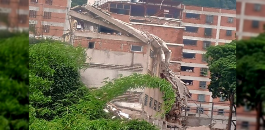 BOMBEROS Y PROTECCIÓN CIVIL ATIENDEN COLAPSO DE PARED EN EL COLEGIO AGUSTINIANO SAN JUDAS TADEO