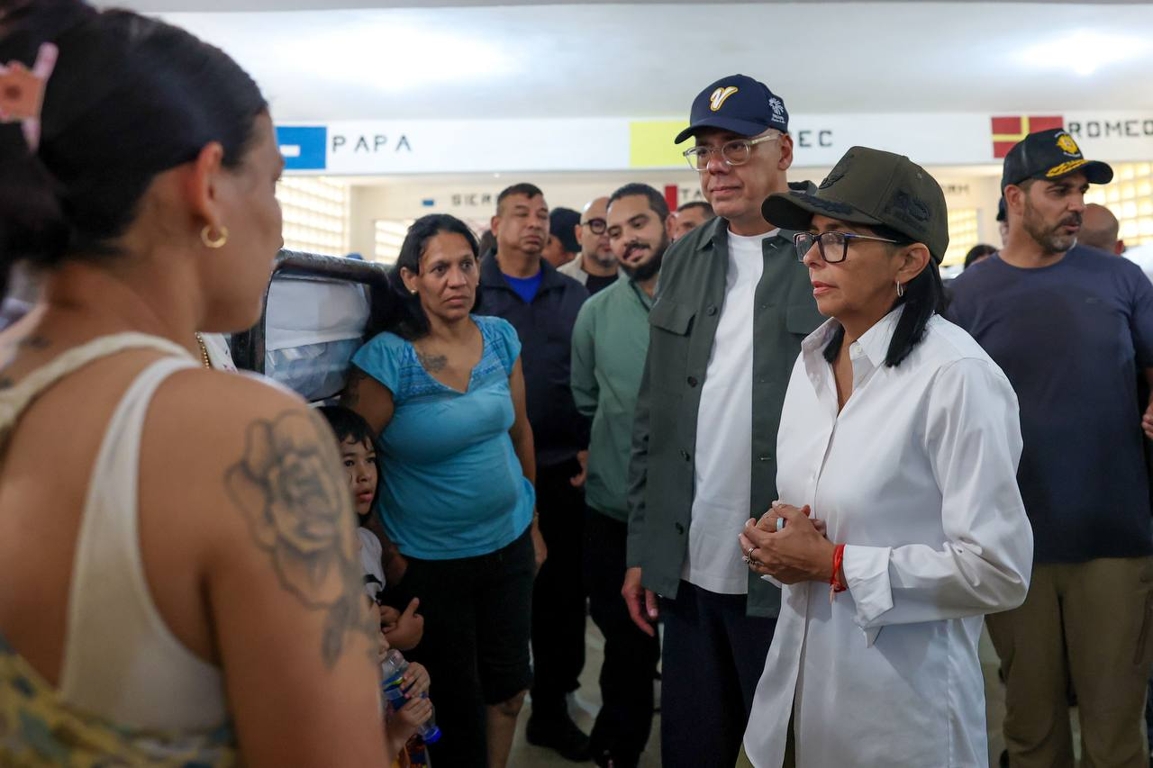 PRESIDENTA (E) DELCY RODRÍGUEZ VISITÓ CAMPAMENTO TRANSITORIO DE CATIA LA MAR ESTADO LA GUAIRA