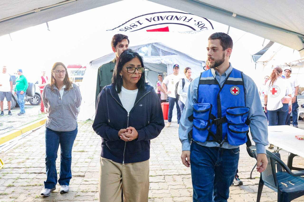 PRESIDENTA (E) DELCY RODRÍGUEZ VISITA HOSPITALES DE CAMPAÑA INSTALADOS POR LAS BRIGADAS INTERNACIONALES EN LA GUAIRA TRAS SISMOS
