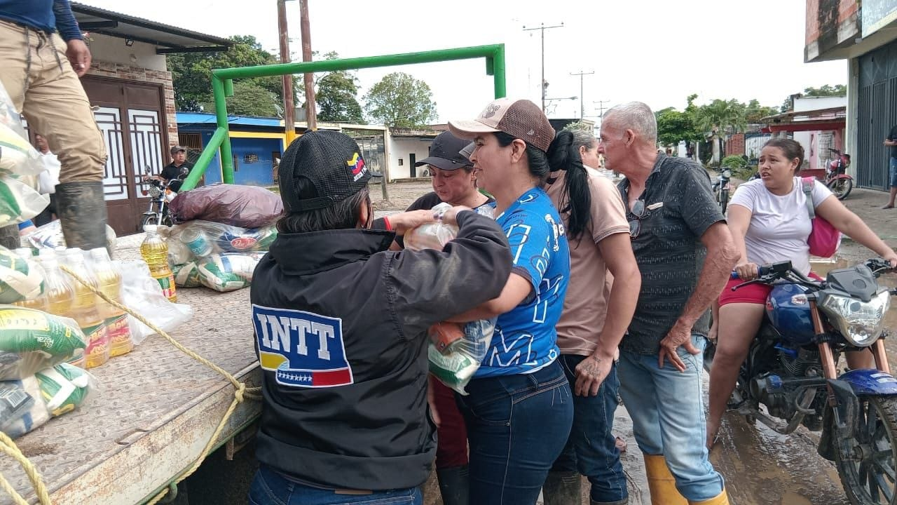 INTT ENTREGA AYUDAS A FAMILIAS AFECTADAS POR EL DESBORDAMIENTO DEL RÍO ARAUCA