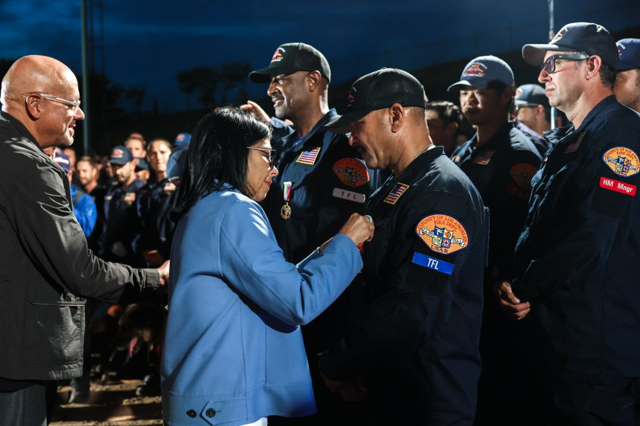 PRESIDENTA (E) DELCY RODRÍGUEZ CONDECORA BRIGADAS HUMANITARIAS DE EEUU TRAS SISMOS DEL 24J: "EN NOMBRE DE VENEZUELA GRACIAS"