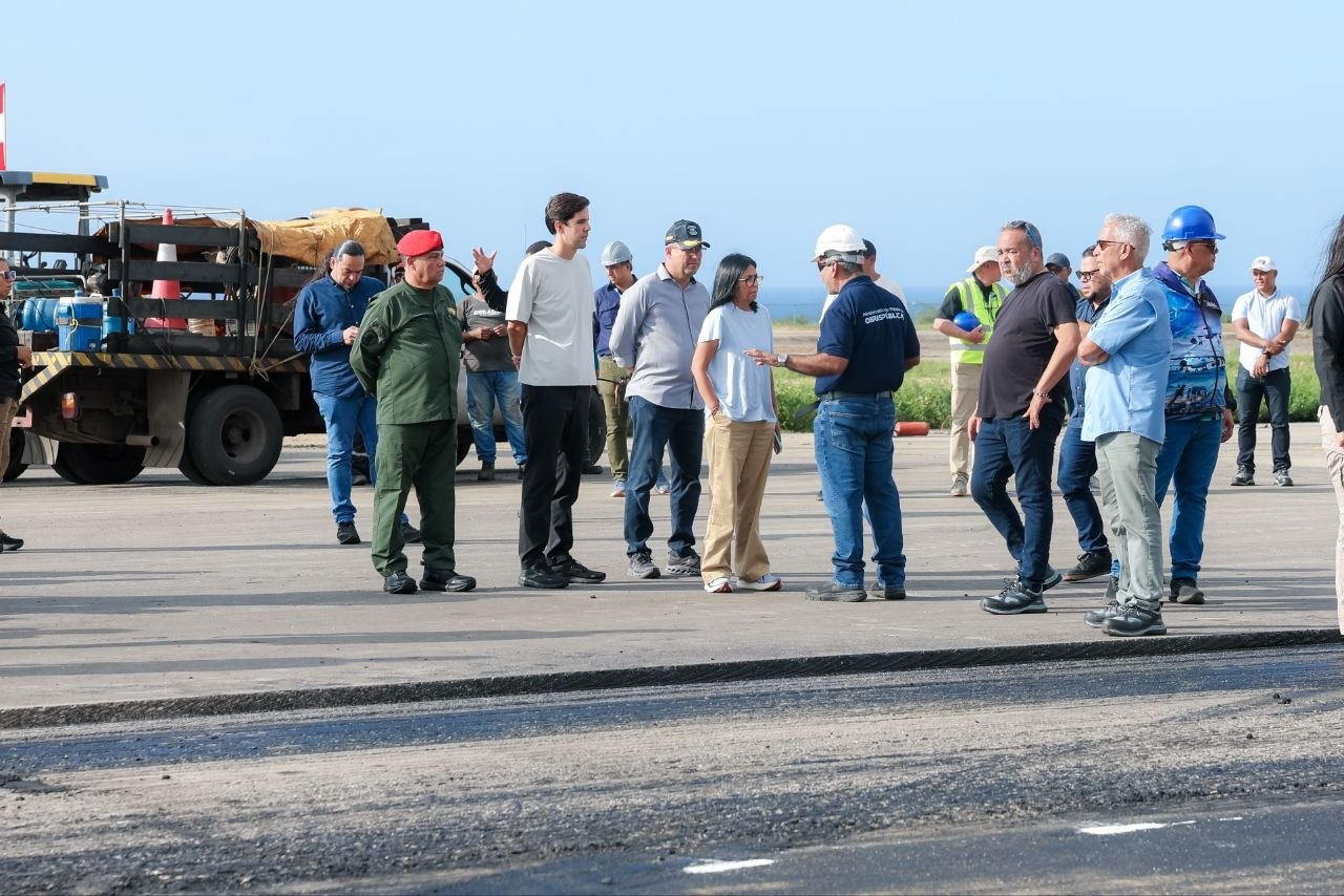 PRESIDENTA (E) DELCY RODRÍGUEZ INSPECCIONÓ PISTA DEL AEROPUERTO INTERNACIONAL “SIMÓN BOLÍVAR” DE MAIQUETÍA
