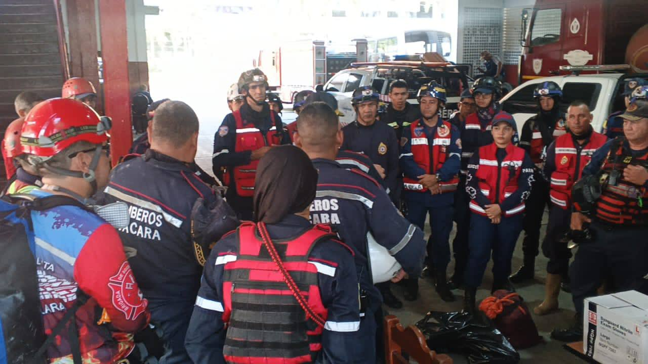 CUERPO DE BOMBEROS DEL ZULIA INICIA LABORES DE LOCALIZACIÓN, SALVAMENTO Y RESCATE EN LA GUAIRA