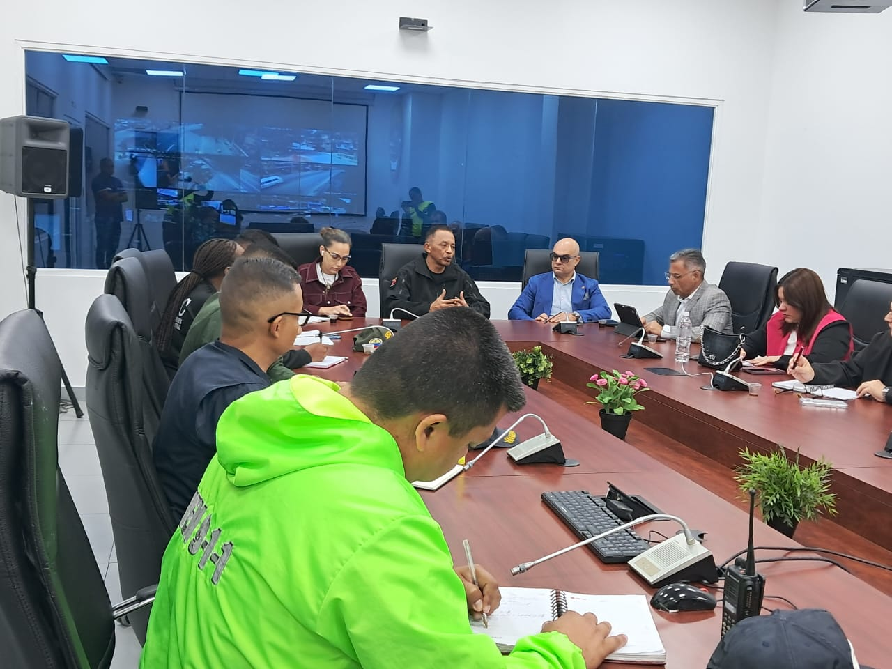 Imagen de GOBIERNO NACIONAL Y SECTOR FARMACÉUTICO ESTABLECEN ESTRATEGIAS PARA GARANTIZAR LA DISTRIBUCIÓN SEGURA DE MEDICAMENTOS Y ALIMENTOS