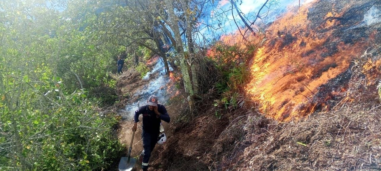 TRUJILLO|| BOMBEROS MANTIENDEN LABORES PARA CONTROLAR INCENDIO FORESTAL DE GRAN MAGNITUD EN CARACHE