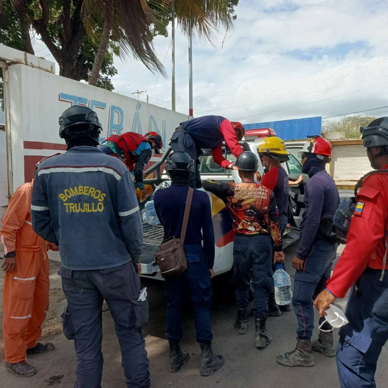 BOMBEROS DE TRUJILLO INTENSIFICAN LABORES EN LAS ZONAS AFECTADAS DE CARACAS Y LA GUAIRA