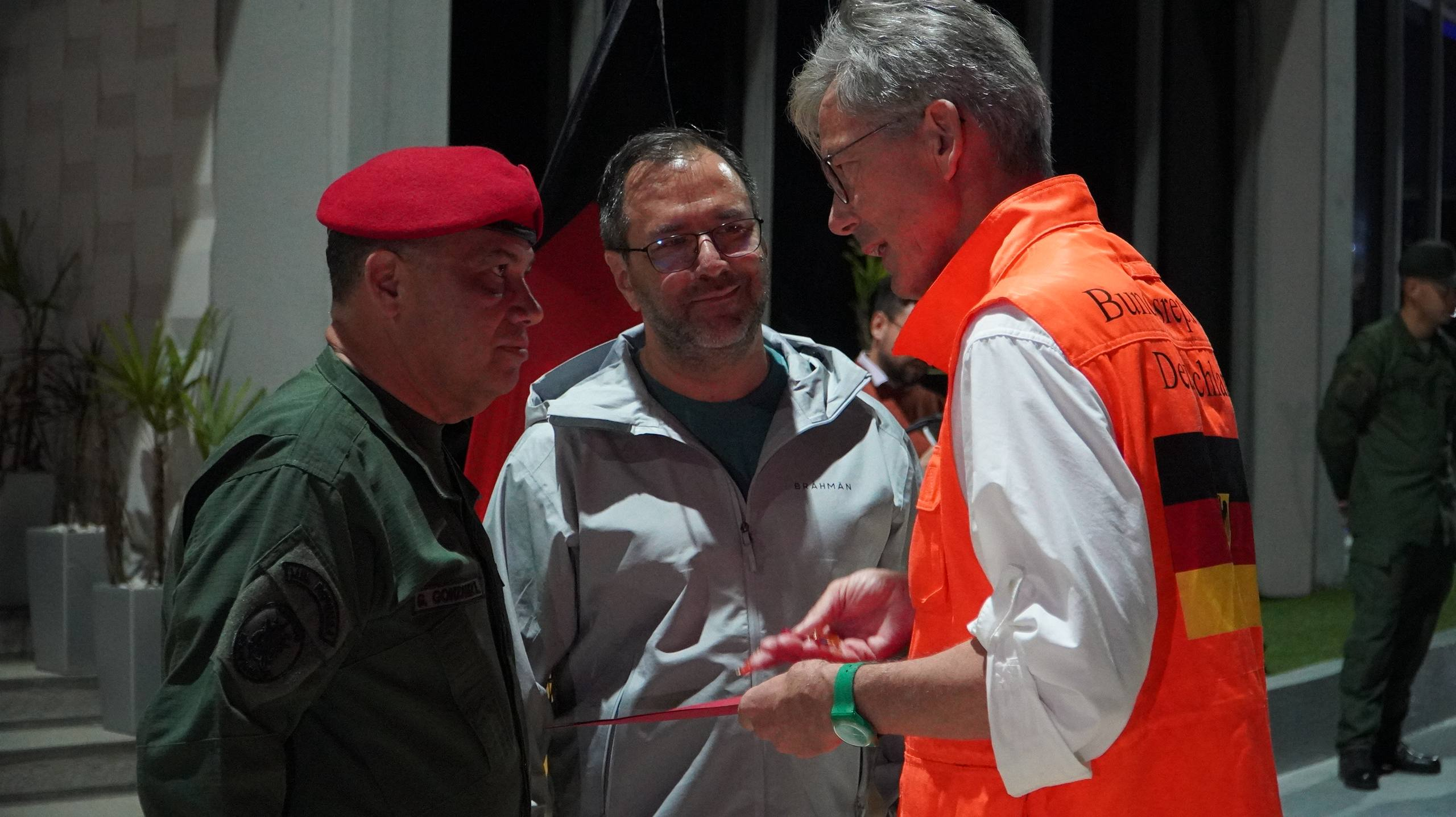 VENEZUELA CONDECORA A DELEGACIÓN ALEMANA POR LABORES HUMANITARIAS TRAS SISMOS EN LA GUAIRA