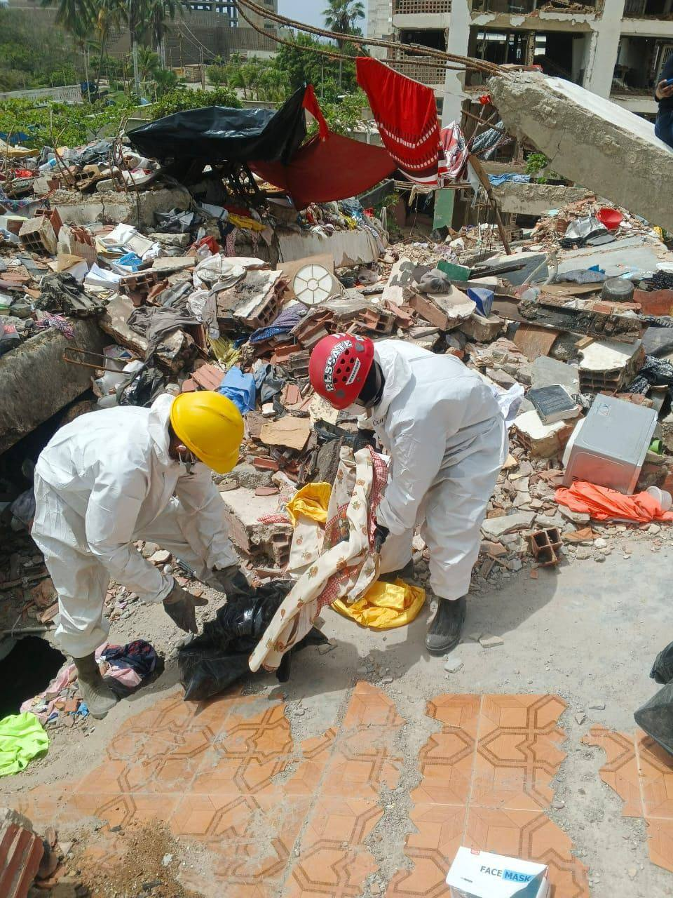 BOMBEROS DE TRES ESTADOS DESPLIEGAN LABORES CRÍTICAS DE BÚSQUEDA Y REMOCIÓN DE ESCOMBROS EN EL SECTOR LOS COCOS