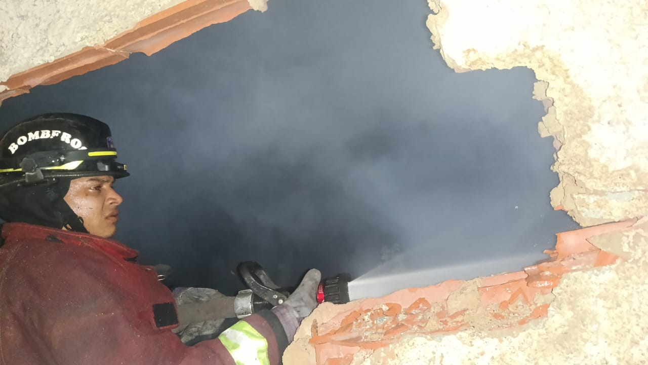 BOMBEROS SOFOCAN INCENDIO EN VIVIENDA DE EL VALLE