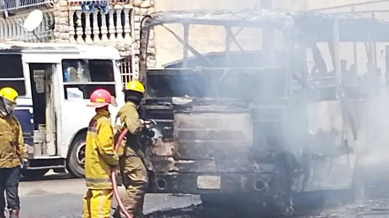 Imagen de PROTECCIÓN CIVIL Y BOMBEROS DE ANZOÁTEGUI SOFOCAN INCENDIO VEHICULAR EN BOYACÁ Y ATIENDEN A UN LESIONADO