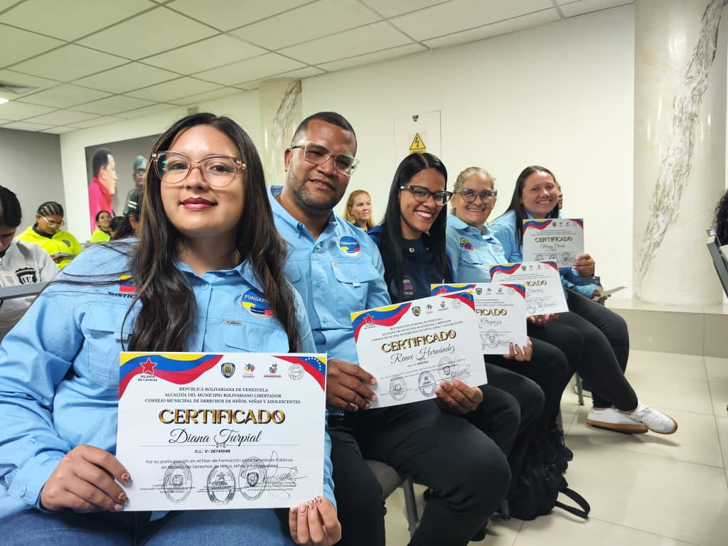Imagen de ENTREGAN CERTIFICADOS A SERVIDORES PÚBLICOS FORMADOS EN MATERIA DE DERECHOS DE NIÑOS, NIÑAS Y ADOLESCENTES